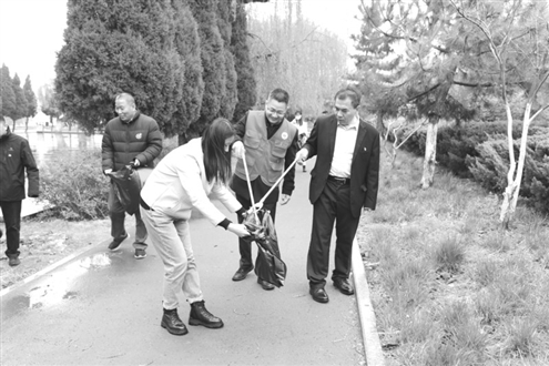 志愿者在黄河沿线捡拾垃圾、清洁河堤